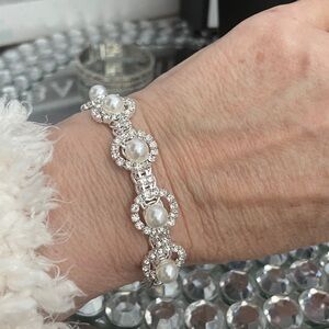 ✨🎉🎉Stunning Silvertone Pearl Cuff Bracelet✨LIKE NEW